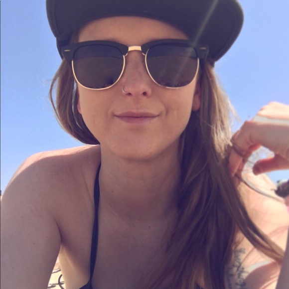 Meet your Posher, Julia - Picture 3 of 3